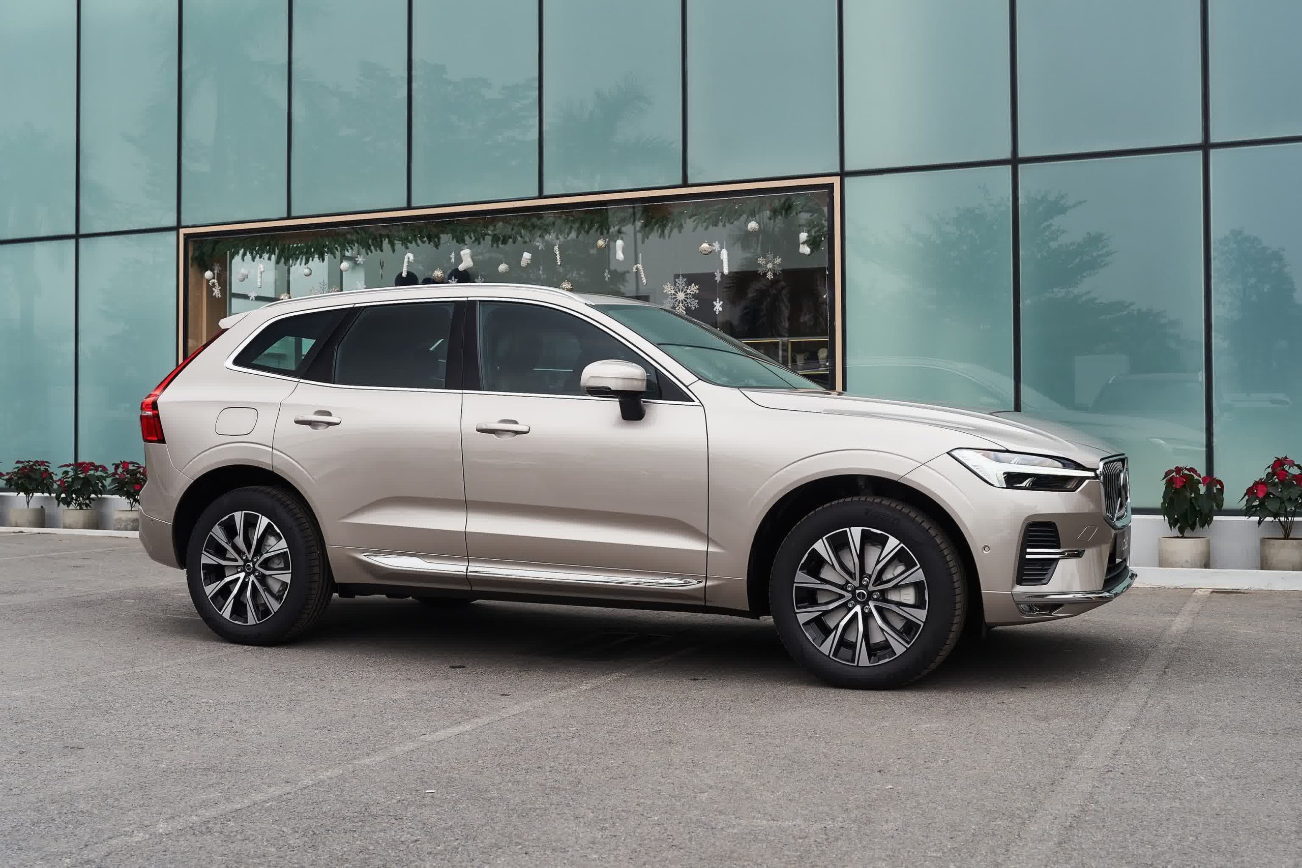 Volvo XC60 màu vàng đồng