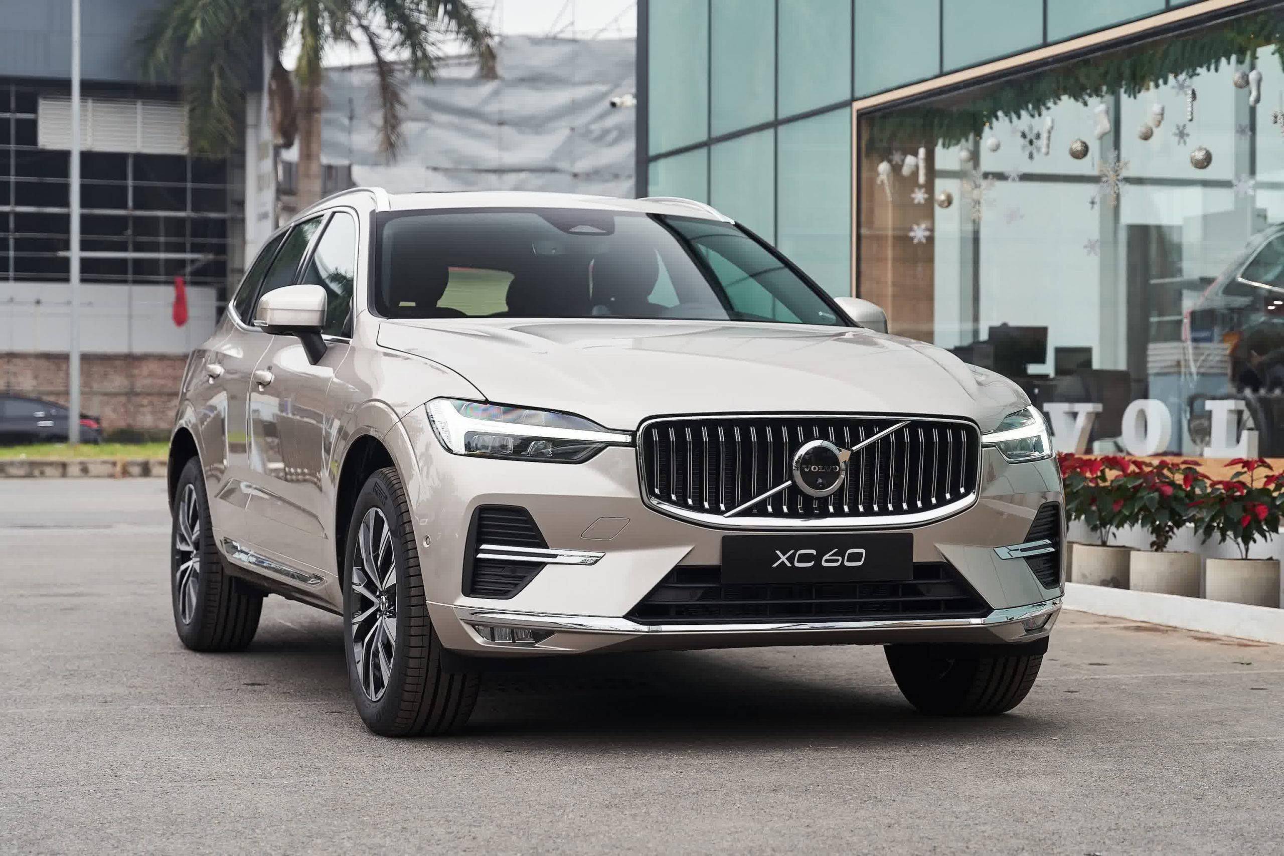 Volvo XC60 màu vàng đồng